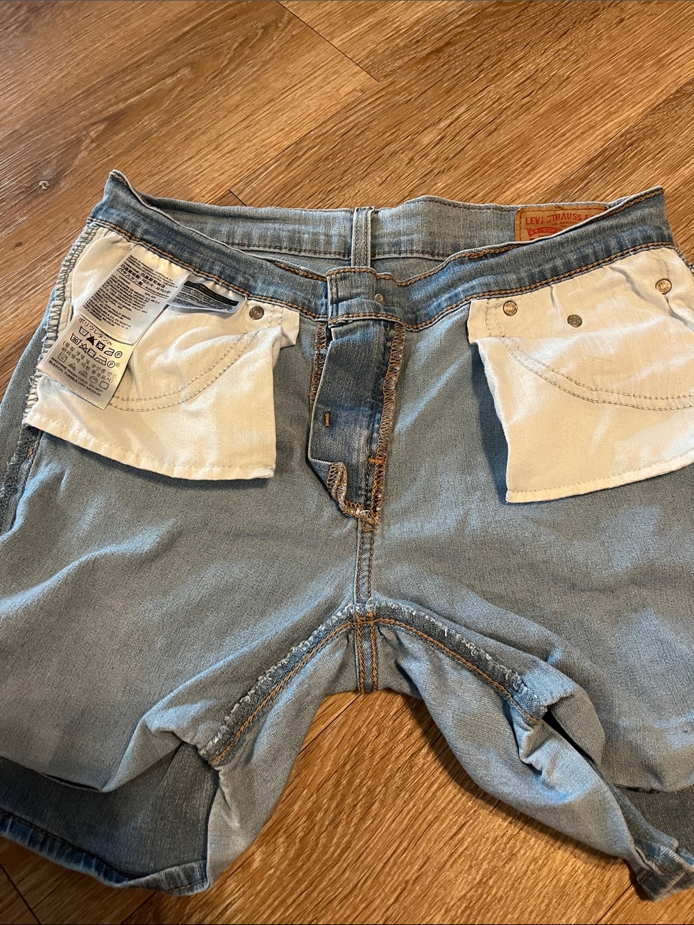 Levi’s Mid Rise Light Blue Denim Shorts - Picture 7 of 7
